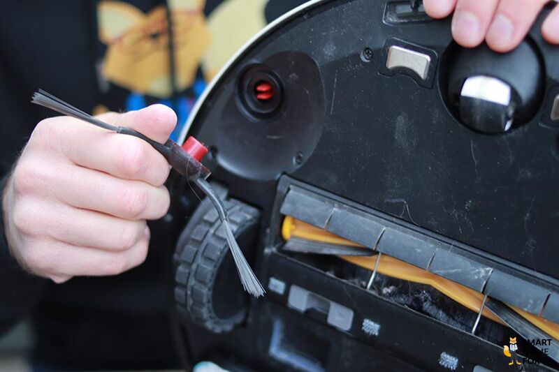 Die Seitenbürste des Yeedi Vac 2 Pro wird angebracht